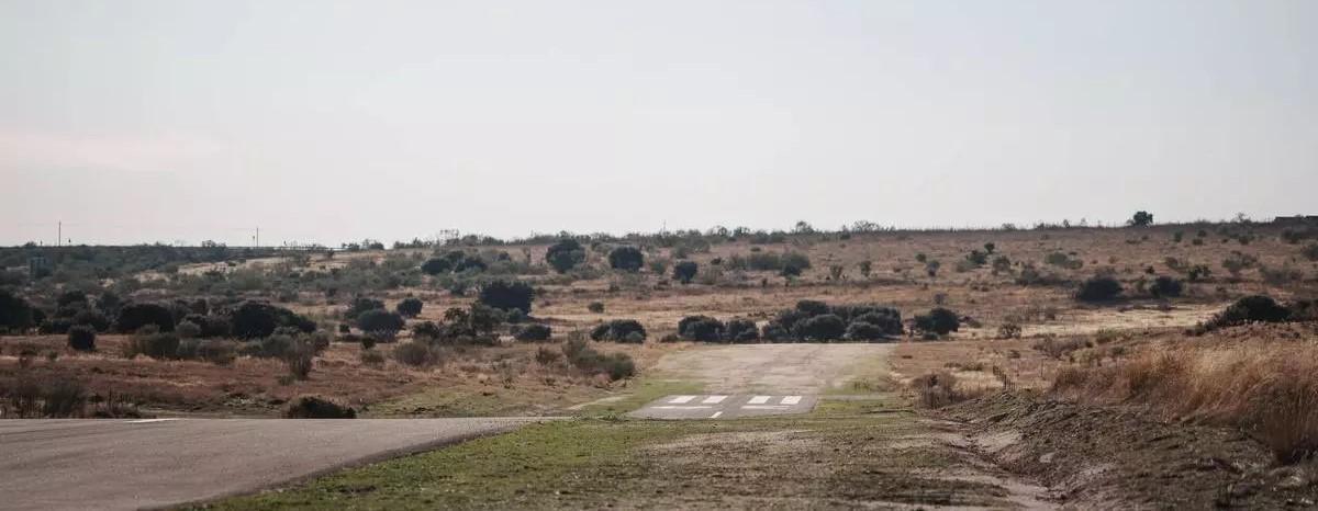 La pista de la finca Royanejos, en las inmediaciones de Mérida.