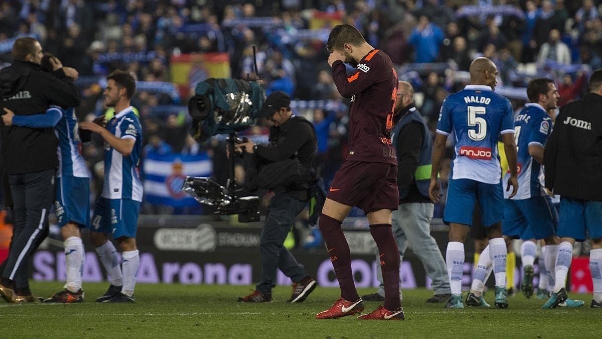 Piqué se marcha cabizbajo de Cornellà-El Prat.