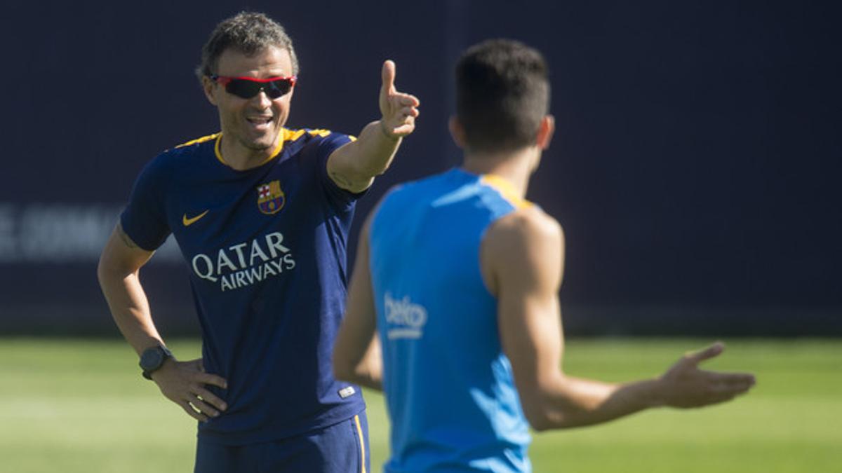 Luis Enrique conversa con Bartra durante la sesión de entrenamiento del FC Barcelona.