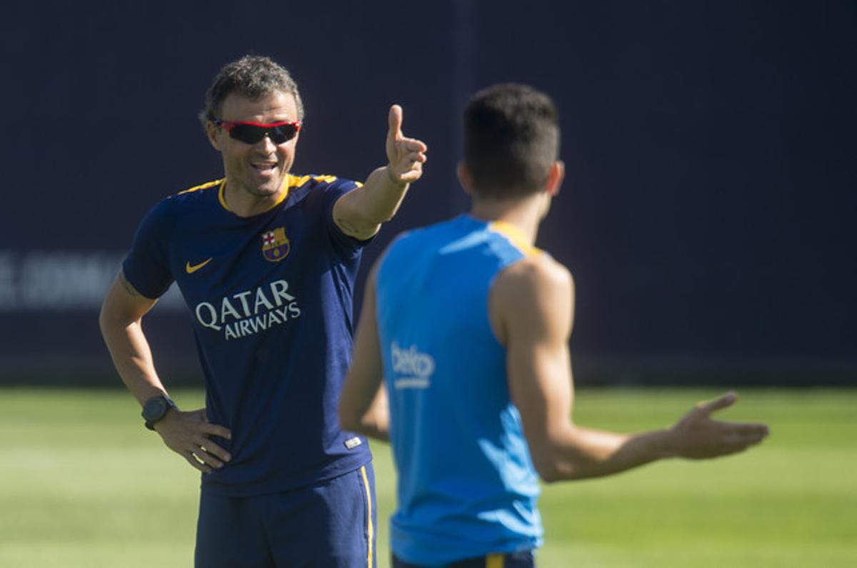 Luis Enrique parla amb Bartra durant la sessió d’entrenament del FC Barcelona.