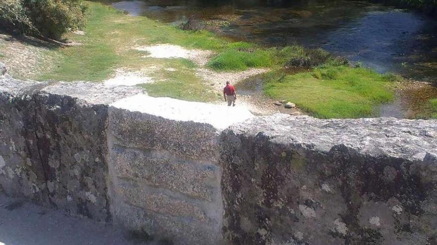 La piedra sustituta colocada por el gobierno ponteareano en el puente de San Roque, ayer.