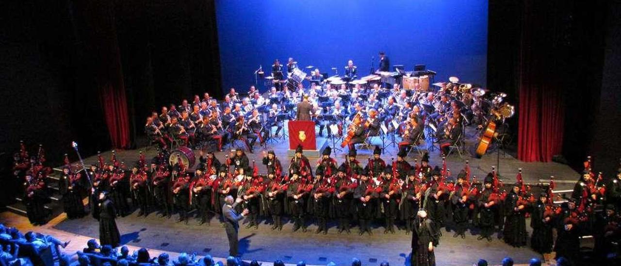 Actuación conjunta de la Unidad de Música de la Guardia Real con la Real Banda de Gaitas en el Auditorio.