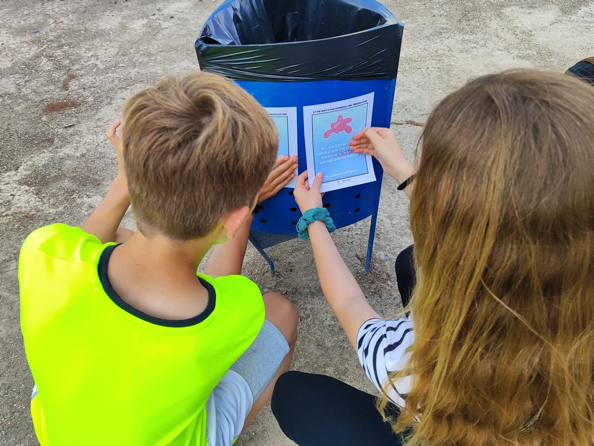 Niños, colocando carteles.