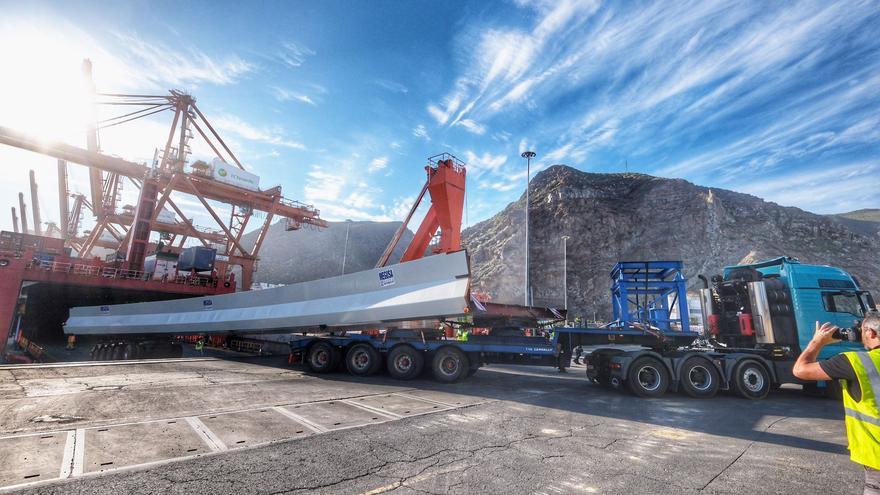 Ya está en Tenerife el primer módulo de 10 toneladas de la gran pasarela que revolucionará el tráfico en la Isla