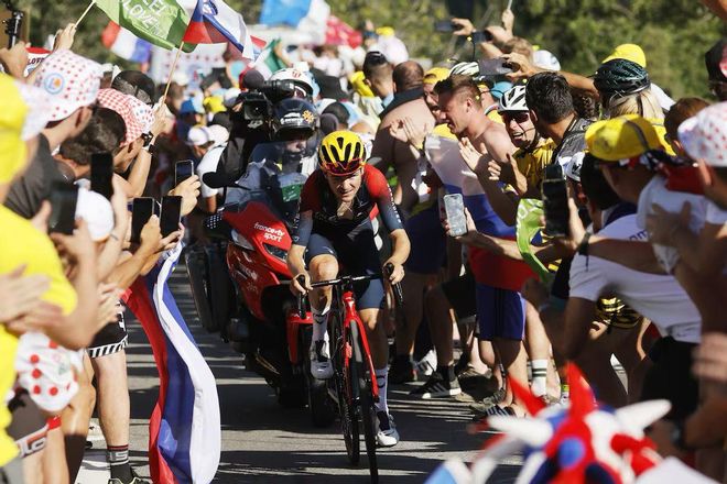 Tom Pidcock, camino de la victoria en la última subida del Tour a Alpe dHuez, en 2022.