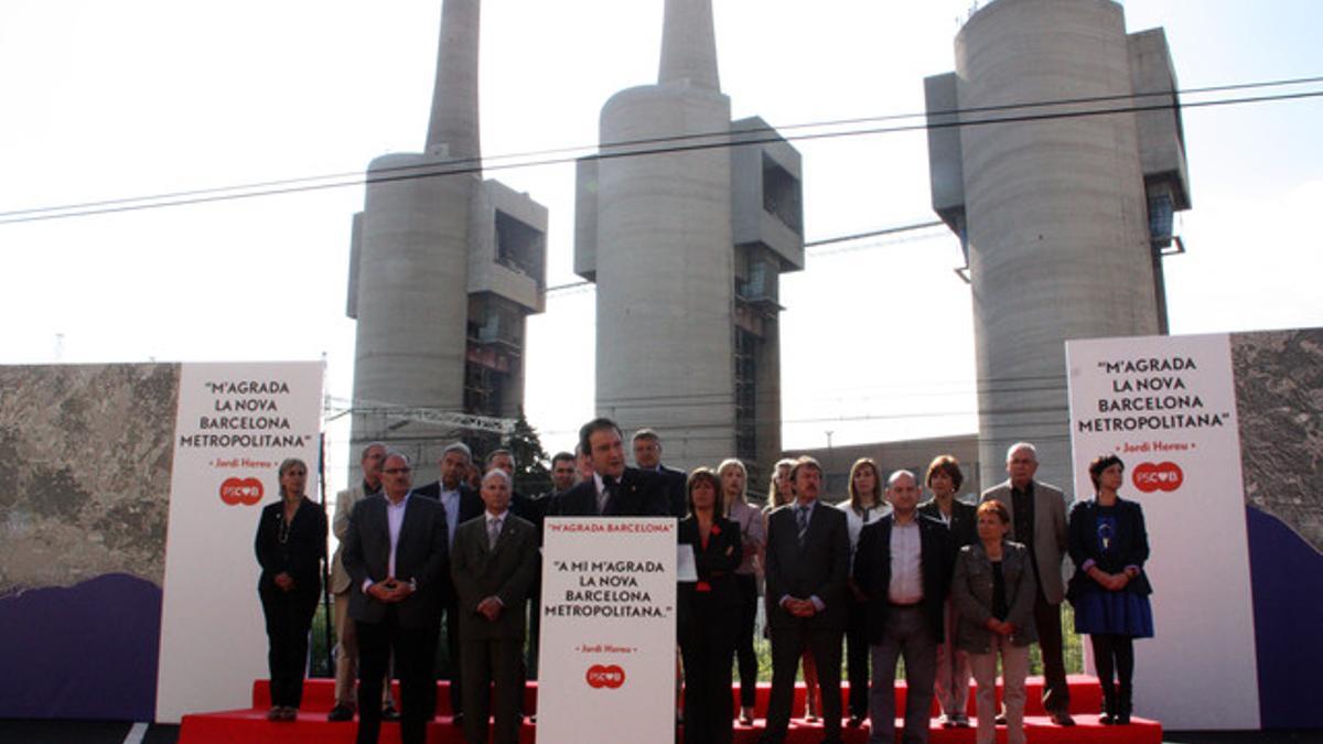 Jordi Hereu, en primer término, junto al resto de alcaldes socialistas del área metropolitana, el lunes, ante las tres chimeneas de la antigua central térmica de Sant Adrià de Bésòs.