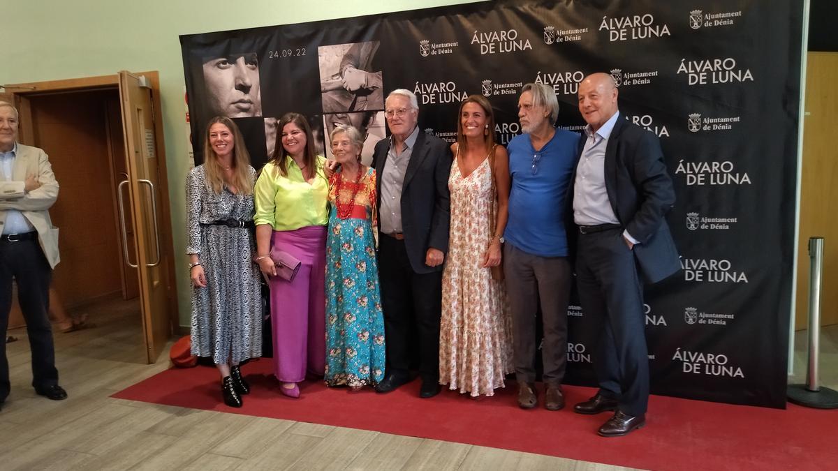 La viuda y las hijas junto al director de cine Alfonso Ungría, el cantautor Luis Pastor y el exbalocentista Juan Antonio Corbalán