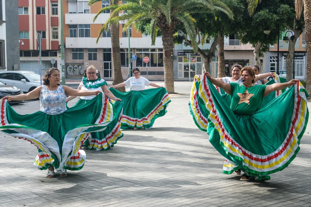 La comunidad boliviana ensaya en la plaza de la Feria los bailes de la fiesta par celebrar el día de la Urkupiña
