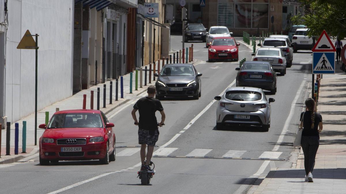 Imagen de archivo de un hombre circulando sobre un patinete en Ontinyent.