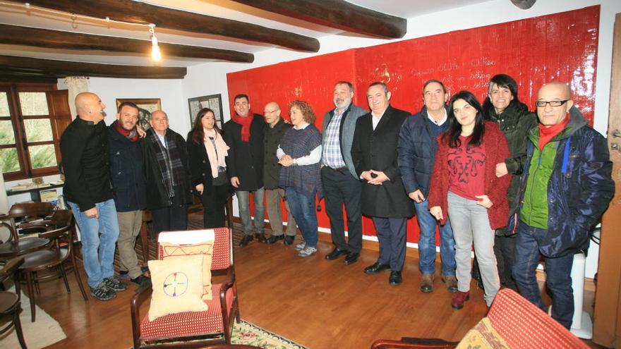 Los participantes en la presentación del libro de Uxío Novoneyra.