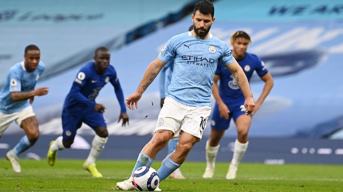 Sergio Agüero lanza un penalti ante el Chelsea.