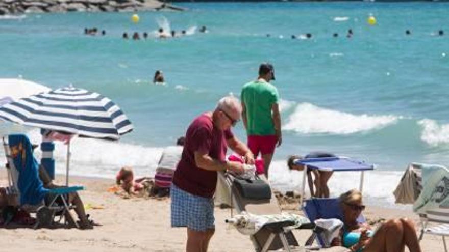 El Ayuntamiento dota a  la playa del Carrerlamar  de servicio de wifi gratis