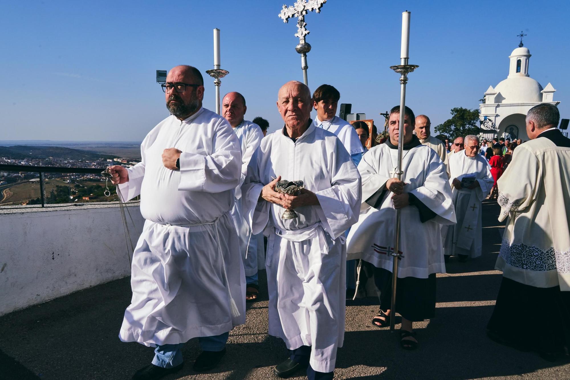 La patrona de Cáceres abre su Año Jubilar con cientos de devotos en el santuario