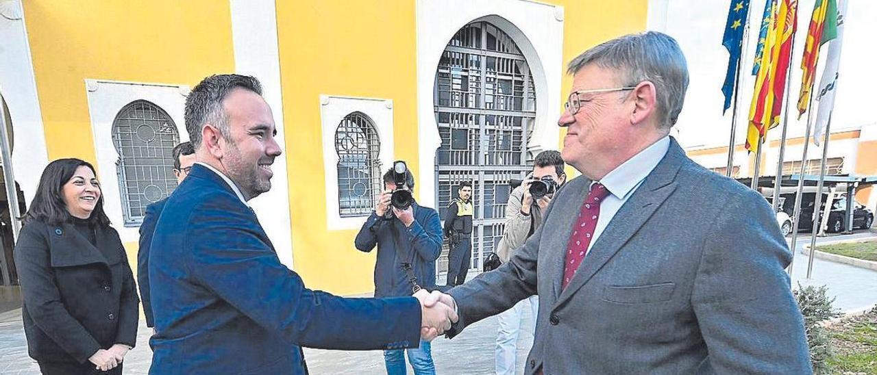 Rafa Simó y Ximo Puig se saludan en una visita reciente del president socialista a Port Castelló.