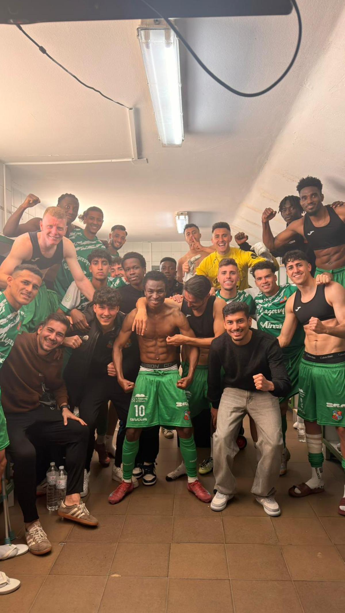 Jugadores del Moralo celebran en el vestuario la victoria ante el Villanovense en casa.