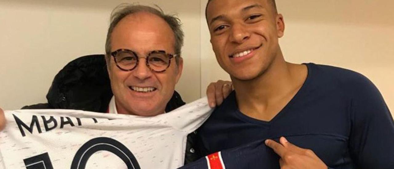 Luis Campos, sostiene la camiseta de Kylian Mbappé tras el fichaje del astro francés por el PSG.