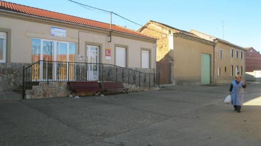 Casa del maestro, a la izquierda, que acogerá el velatorio municipal de Arrabalde.