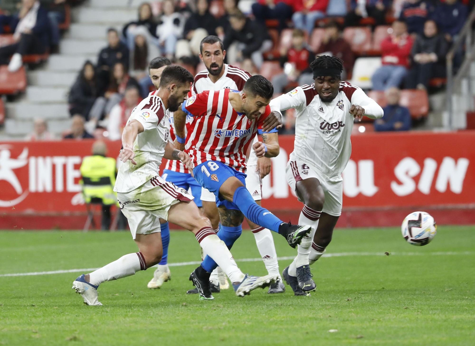 En imágenes: así fue el duelo entre Sporting y Albacete en El Molinón