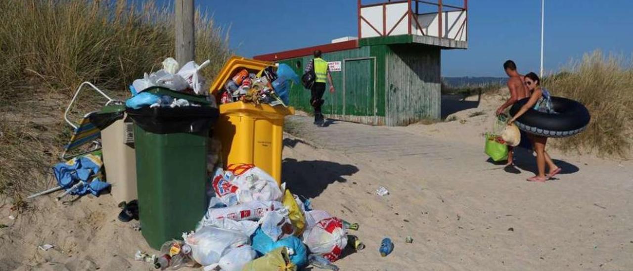 Alfredo Bea propone reforzar la limpieza y la recogida de residuos en las playas y la hostelería. // Muñiz