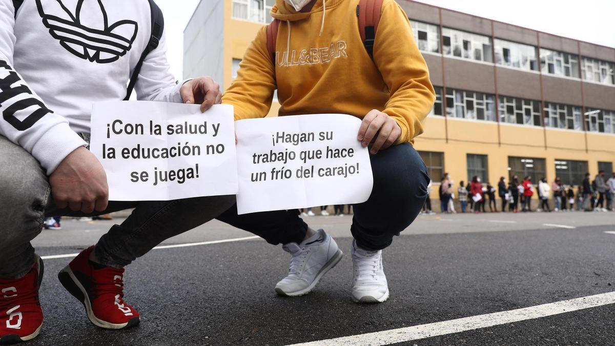 Estudiantes, en la protesta de hoy en el instituto de Pola de Laviana.