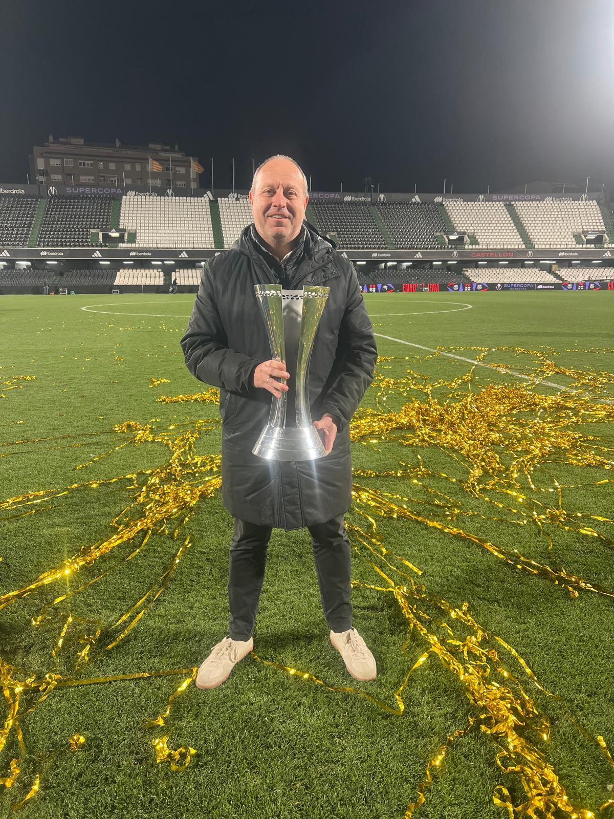 Jordi Bonet amb la Supercopa d'aquesta temporada