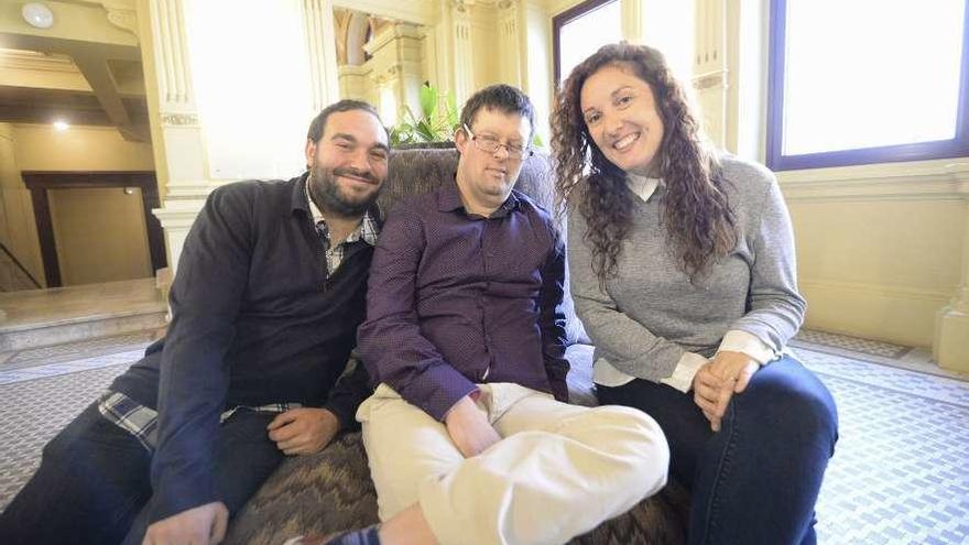 Los actores de &quot;Campeones&quot; Jesús Lago y José Manuel Blanco y la productora Allende López, ayer, en uno de los salones del teatro Palacio Valdés.