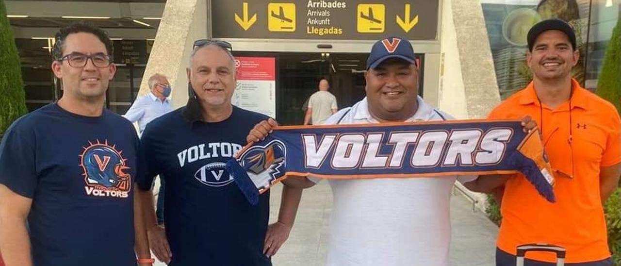 El técnico mexicano Jesús Sánchez, con la bufanda del Mallorca Voltors en Son Sant Joan.