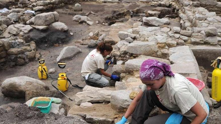 Igrexa Vella (Valga)  |  En la feligresía de Santa Comba de Cordeiro se erigía un monasterio, probablemente consagrado antes de los años centrales del siglo XI, y la iglesia de Santa Comba de Louro, desmotada para posibilitar la edificación del nuevo templo parroquial, entre 1733 y 1734. Se realizó una intervención arqueológica en 2008 y otra en 2010. Esta última constató la existencia de una edificación de carácter eclesiástico, vinculada a restos materiales propios de la Edad Media. Asimismo se documentaron una serie de sepulturas de diversas tipologías.