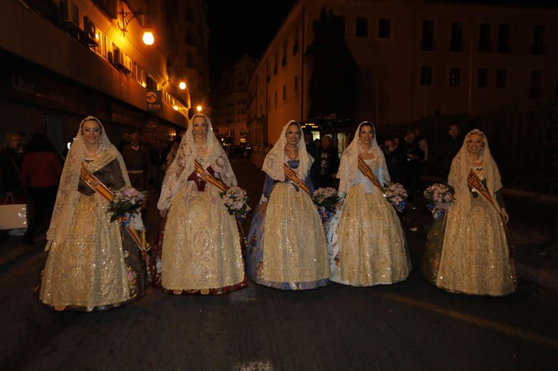 Marina Civera y su corte de honor en la Ofrenda de las Fallas 2019.