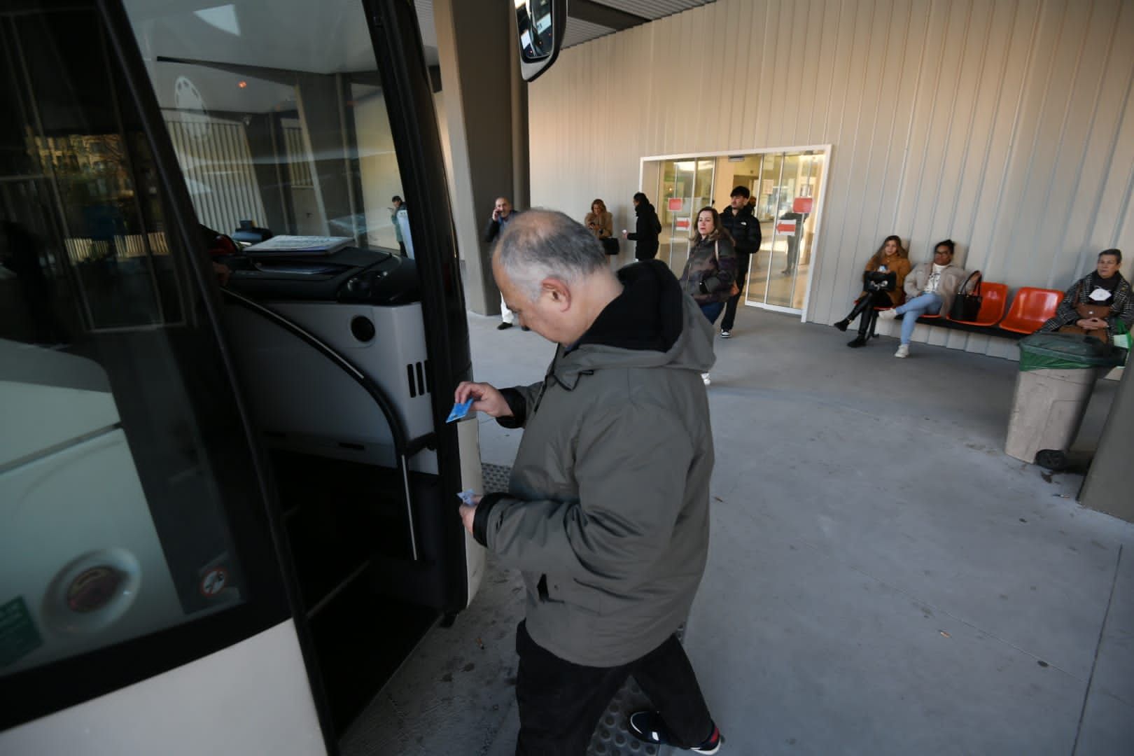 Galicia se despide de las mascarillas en el transporte