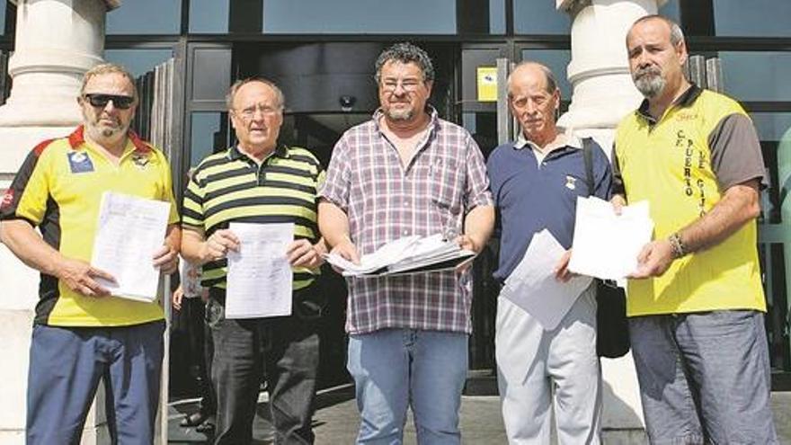 Directivos y simpatizantes del CF Puerto de Gijón, registrando ayer las firmas recogidas.