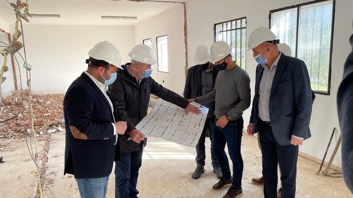 Los cargos políticos observan el plano de la reforma del pabellón que ocupará el Ibanat.