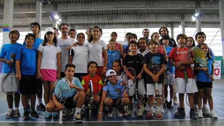 Alberto Berasategui, con los jugadores participantes. // Jesús Regal