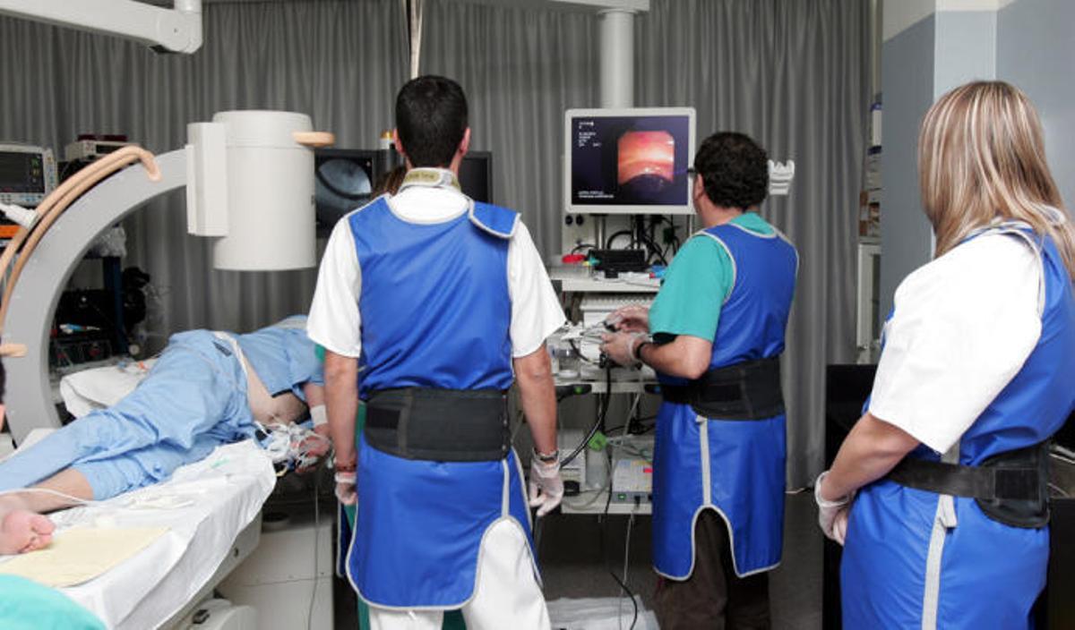 Profesionales realizan una colonoscopia a un paciente.