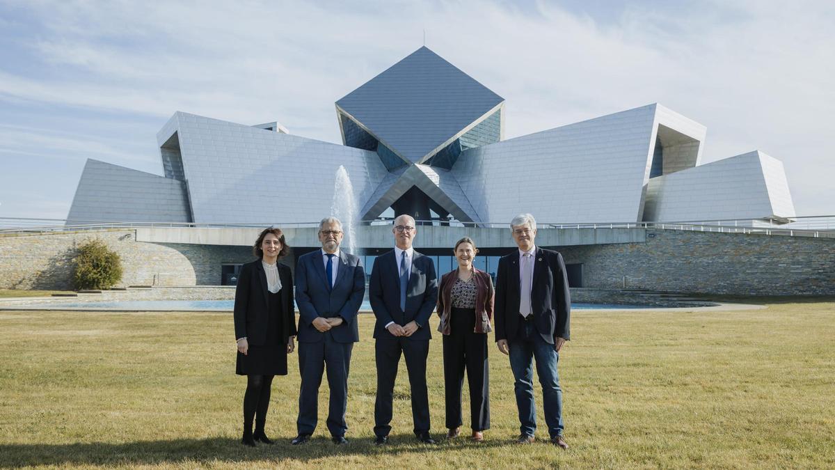Su principal área de negocio radica en el cárnico, pero también cuenta con presencia en sectores como el vitivinícola, hotelero, energías renovables, salud vegetal, inmobiliario y automoción.