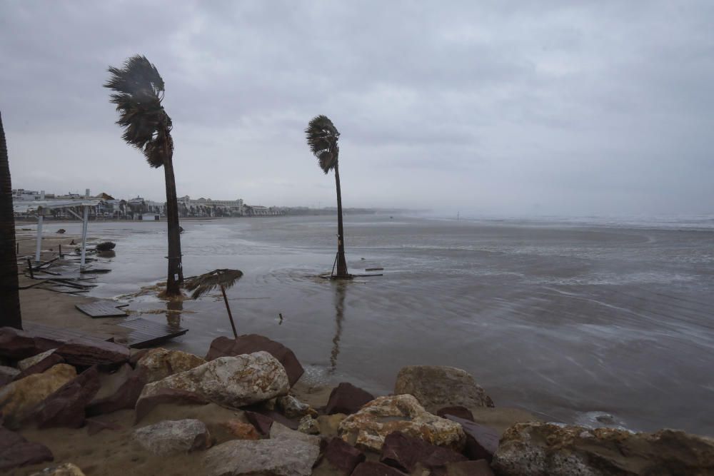 El temporal causa estragos en el Marina Beach Club de València