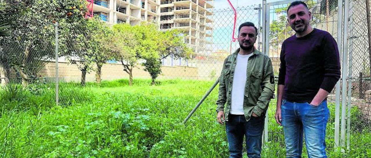 Antonio y Sergio,  de la Asociación de Vecinos La Princesa, junto a la parcela donde quieren poner un huerto urbano.