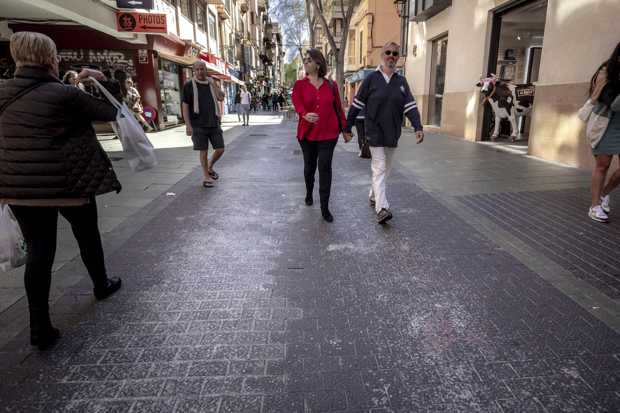 Restos de cera en el suelo de las calles del centro de Palma tras el paso de las procesiones de Semana Santa