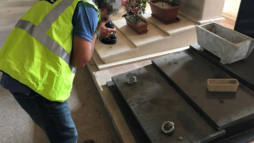 Dos detenidos por robar argollas de bronce de las tumbas del cementerio