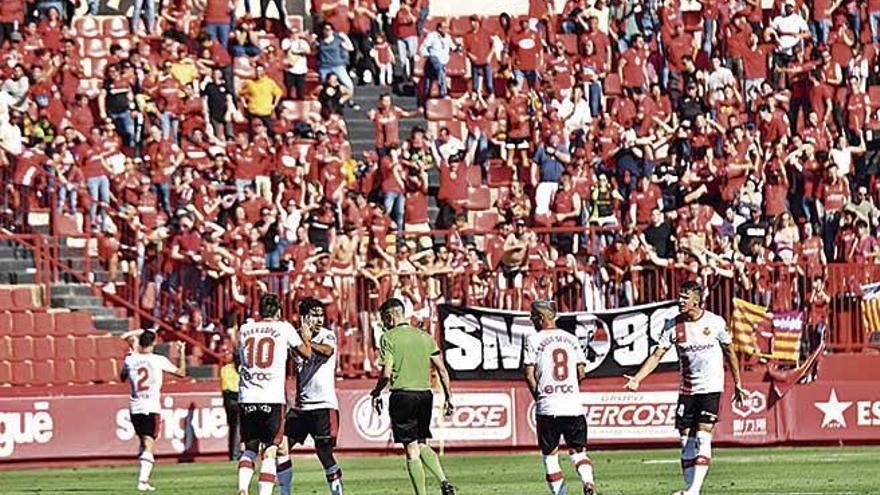 Unos 500 mallorquinistas en las gradas del Nou Estadi animaron a los jugadores.