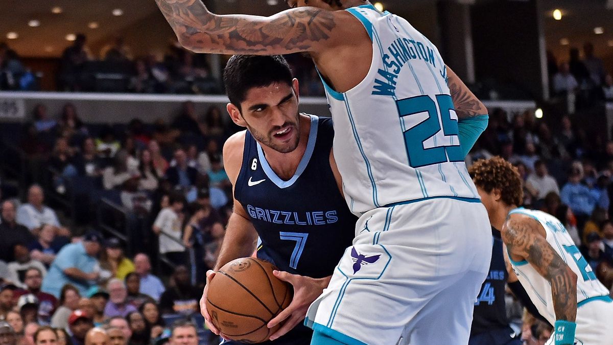 Santi Aldama completó otro gran partido en la NBA ante Charlotte Hornets