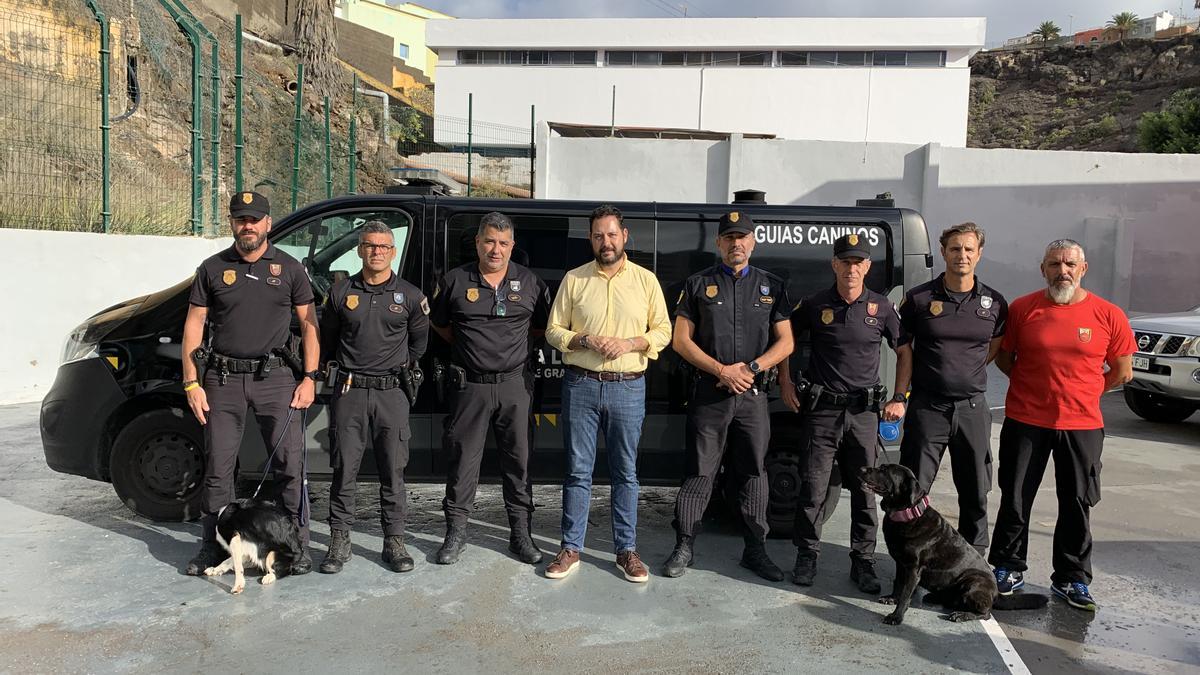 Josué Íñiguez junto a miembros de la Unidad Canina de la Policía Local de Las Palmas de Gran Canaria