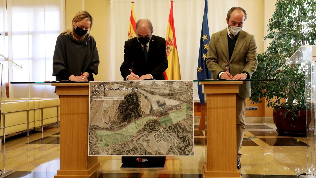 Marta Gastón, Javier Lambán y Félix Llorente firman el convenio, este miércoles