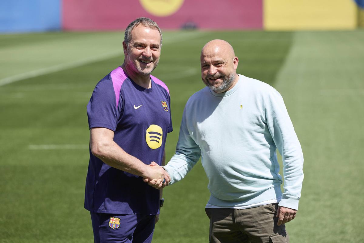 Saludo cordial entre Hansi Flick y Manolo González este sábado en el campo de entrenamiento del FC Barcelona en Sant Joan Despí.