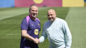 Saludo previo al partido de Hansi Flick entrenador del FC Barcelona y Manolo Garcia entrenador del RCDE previa al partido de La Liga EA Sports contra el Espanyol Foto: Dani Barbeito Ciutat Esportiva Joan Gamper