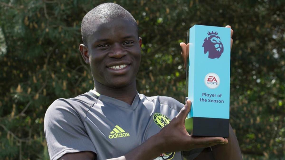 Kanté, con el trofeo que le acredita como MVP de la Premier