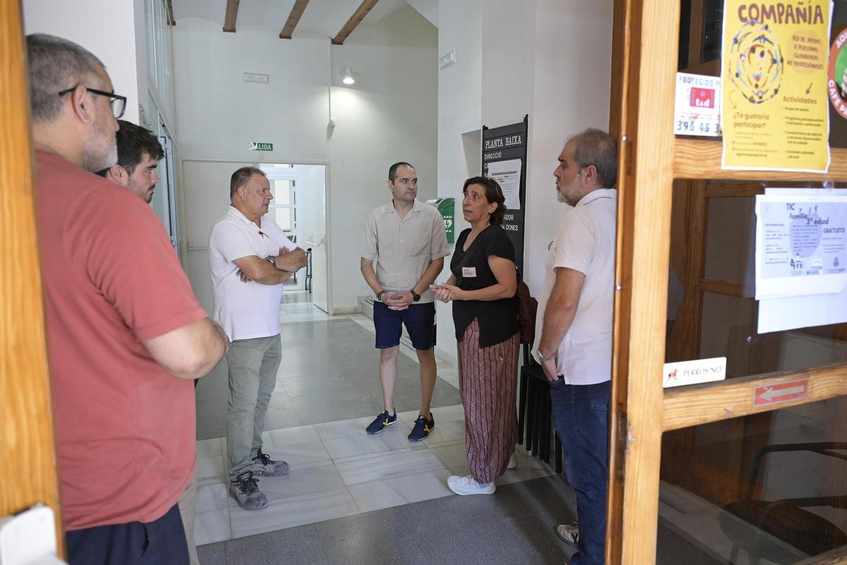 La vicealcaldesa, Marián Val, visita al Hogar del jubilado de Paiporta.