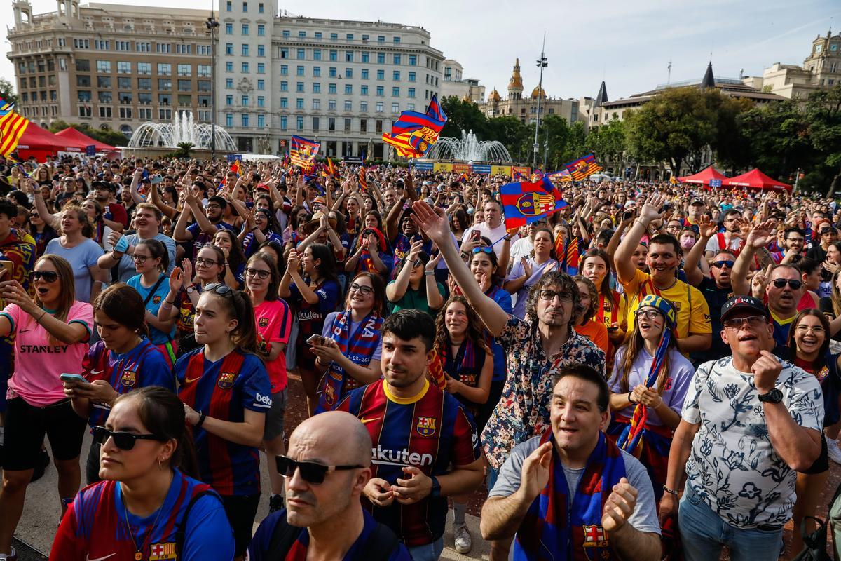 Seguidores blaugranas en la plaza Catalunya de Barcelona