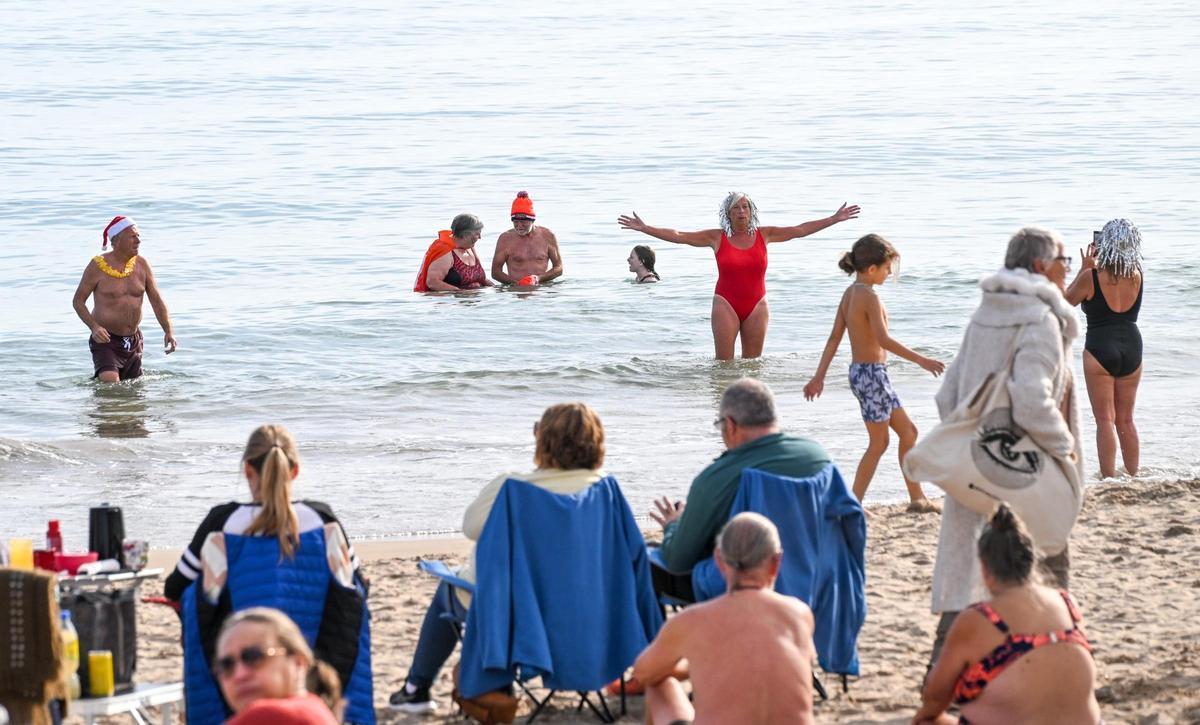 Cientos de personas celebran el Año Nuevo en la playa de La Marina disfrutando del buen tiempo