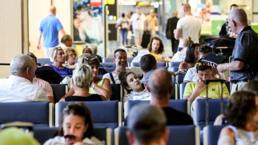 Pasajeros en el aeropuerto de Ibiza.